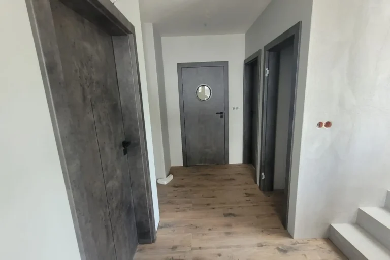 Szare drzwi wewnętrzne z okienkiem (w stylu marynarskim)