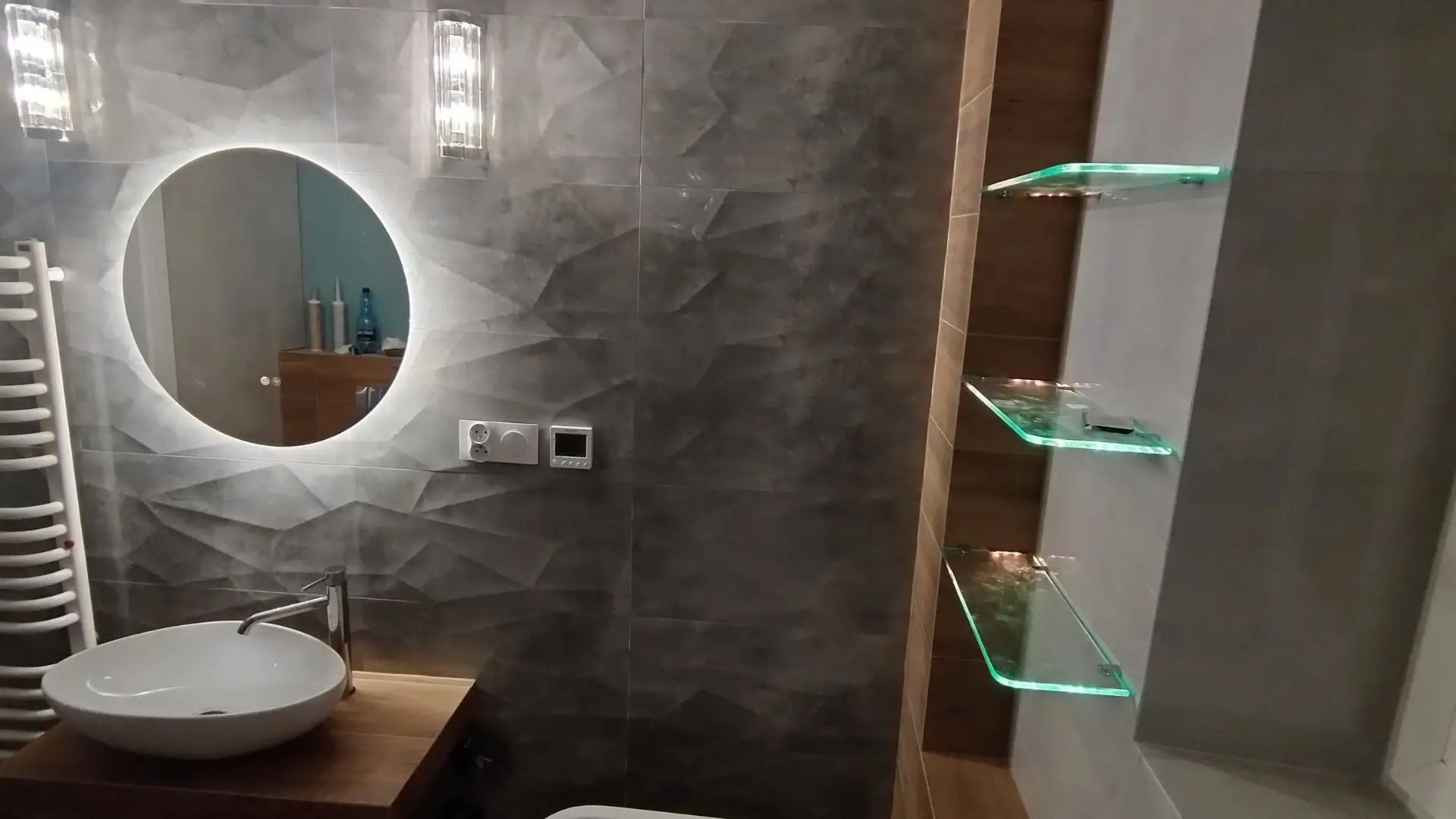 Łazienka, w stylu nowoczesnym z podświetlanymi półkami LED