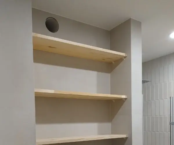 Drewniane półki we wnęce