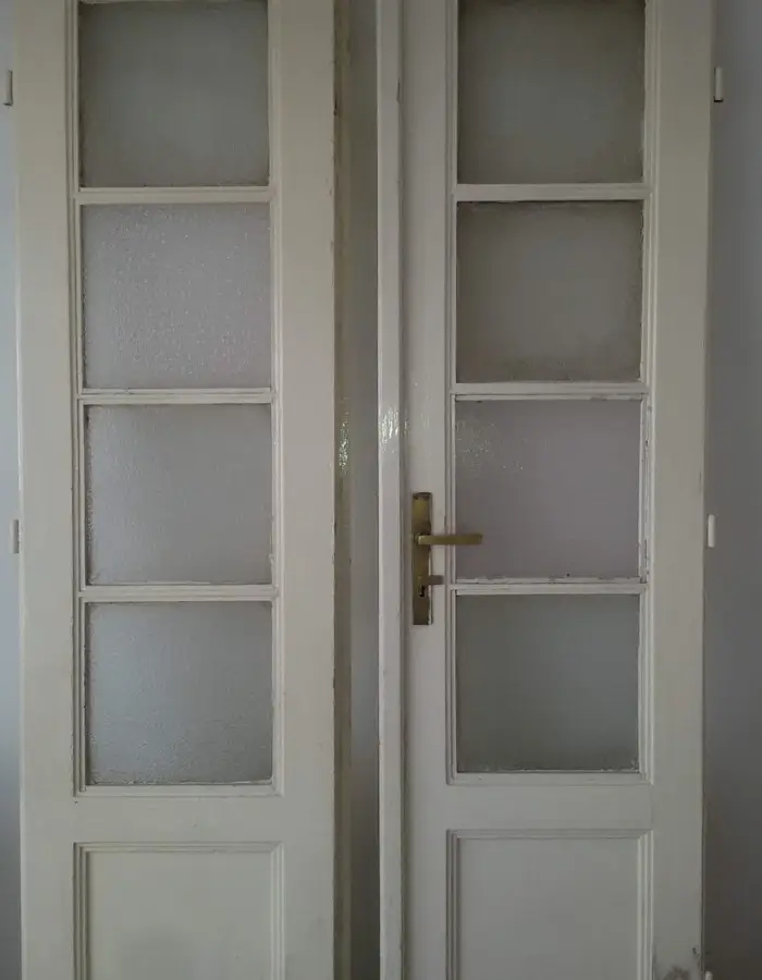 Białe zniszczone drzwi do renowacji