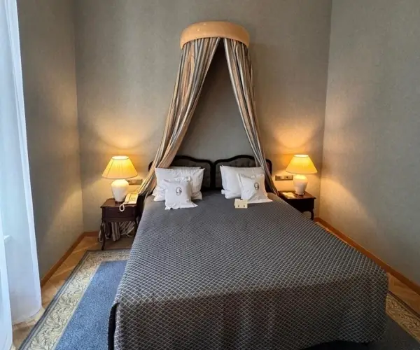 Pokój hotelowy z łóżkiem i baldachimem