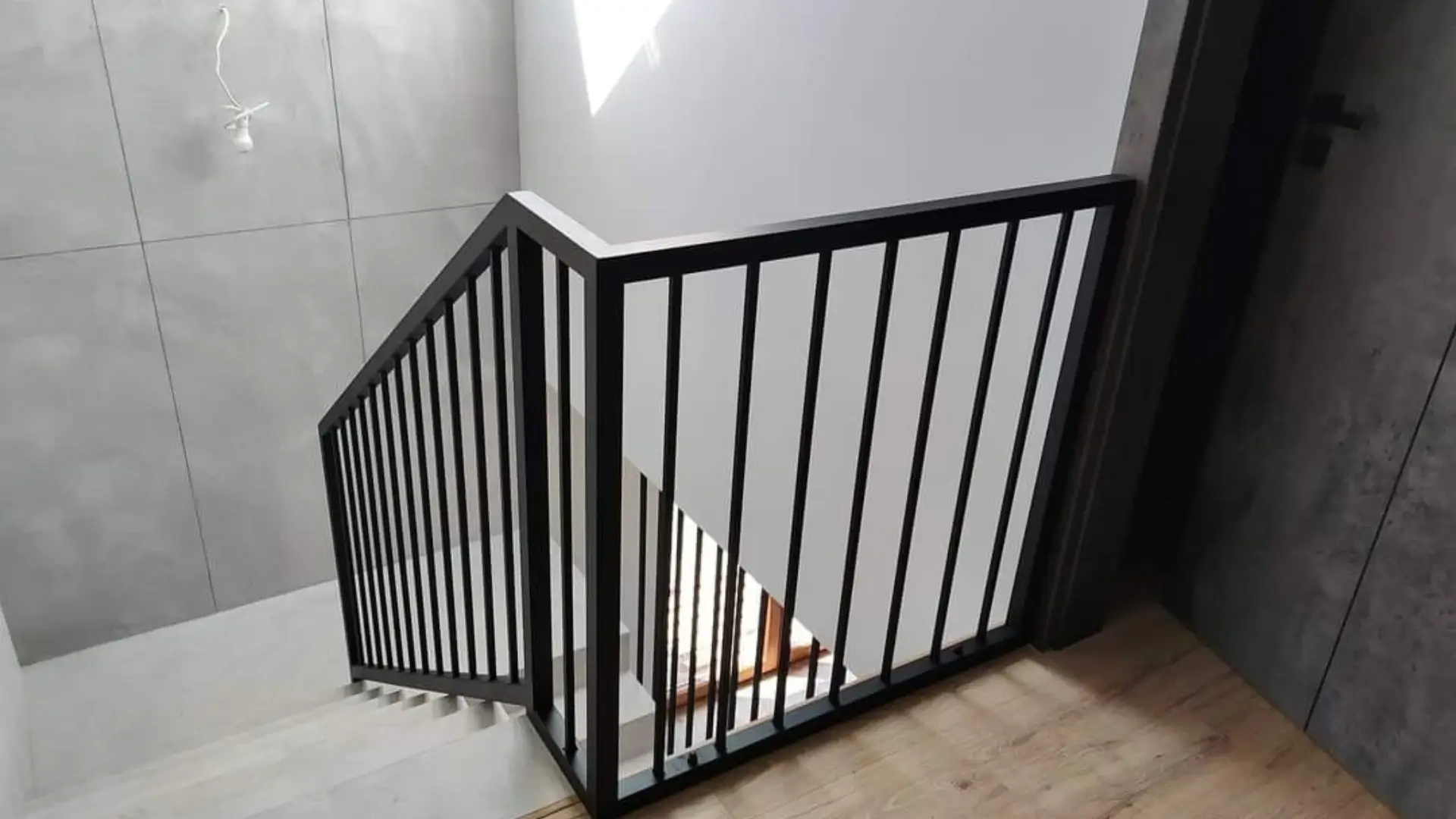 Poręcz, czarna, metalowa na klatce schodowej